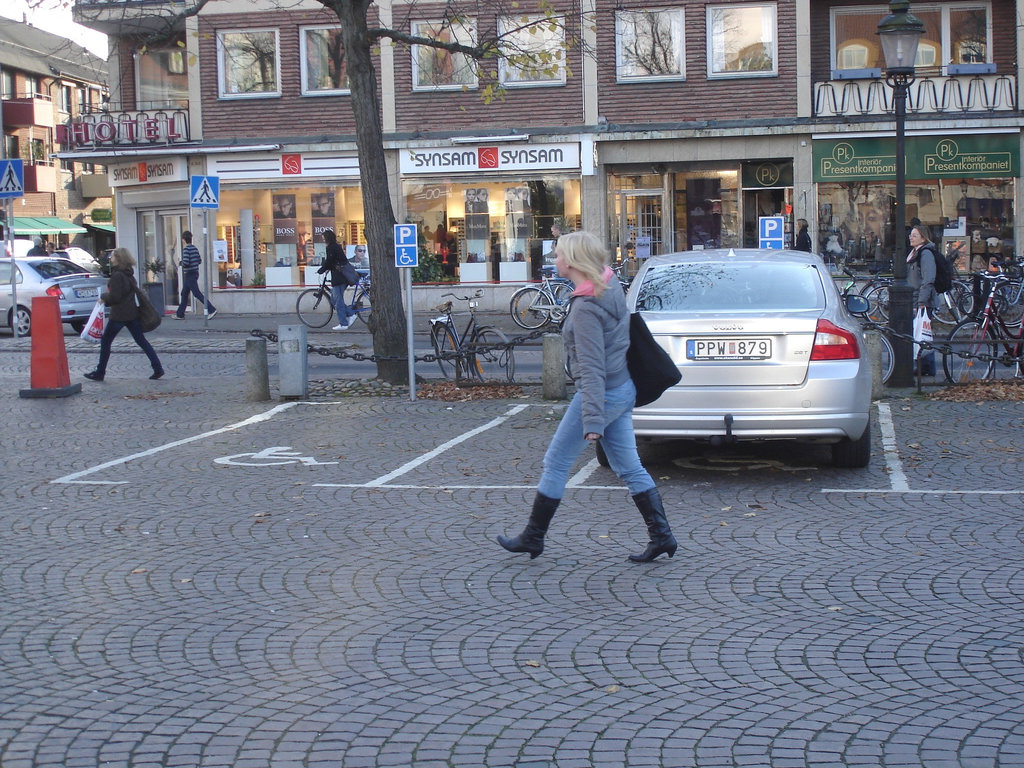 La jeune blonde Synsam en bottes à talons hauts moyens / Synsam Swedish blond Lady in tight heans with sexy low-heeled Boots - Ängelholm / Suède - Sweden.  23-10-2008