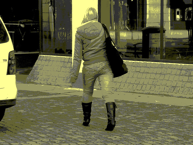 La jeune blonde Synsam en bottes à talons hauts moyens / Synsam Swedish blond Lady in tight heans with sexy low-heeled Boots - Ängelholm / Suède - Sweden.  23-10-2008 - Vintage postérisé