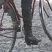 Grande blonde séduisante en bottes à talons hauts / Tall red Swedish blond lady in high-heeled boots