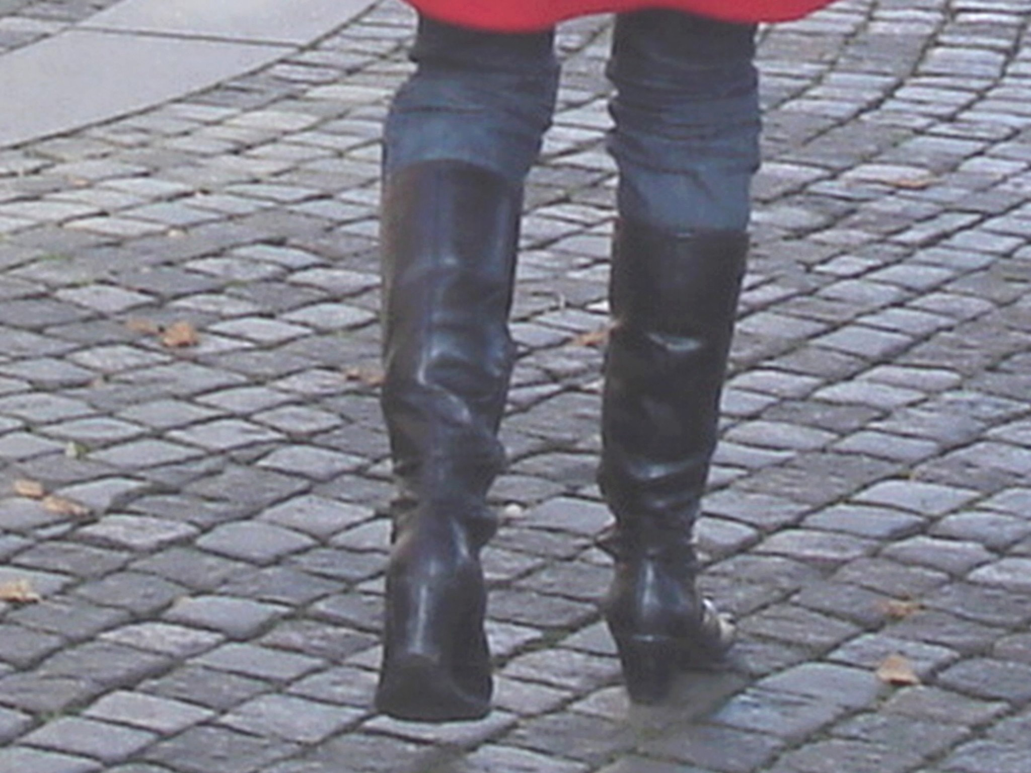 Grande blonde séduisante en bottes à talons hauts / Tall red Swedish blond lady in high-heeled boots - Ängelholm / Suède - Sweden. 23 octobre 2008.