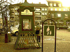 La Dame blonde Rikstelefon avec lunettes et bottes sexy / Rikstelefon Blond mature Lady with glasses in jeans and flat sexy Boots - Ängelholm  / Suède - Sweden.  23-10-2008- Sepia postérisé