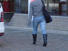 La jeune blonde Synsam en bottes à talons hauts moyens / Synsam Swedish blonde Lady in tight heans with sexy low-heeled Boots - Ängelholm / Suède - Sweden.  23-10-2008