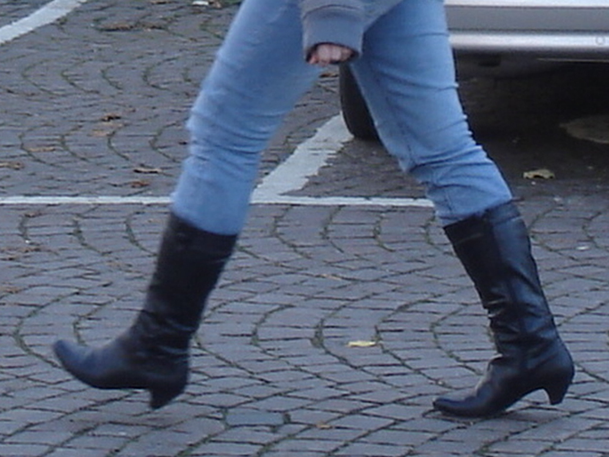 La jeune blonde Synsam en bottes à talons hauts moyens / Synsam Swedish blond Lady in tight heans with sexy low-heeled Boots - Ängelholm / Suède - Sweden.  23-10-2008