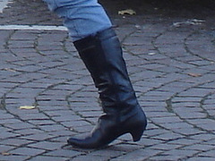 La jeune blonde Synsam en bottes à talons hauts moyens / Synsam Swedish blonde Lady in tight heans with sexy low-heeled Boots - Ängelholm / Suède - Sweden.  23-10-2008