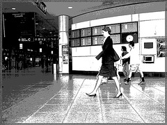 Hôtesse de l'air bien chaussée. /  Tall & slim beautiful flight attendant in high heels - Aéroport de Montréal- 18 octobre 2008 - N & B postérisé