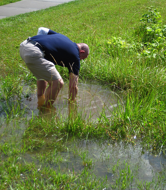 Johnny Cleaning Drain (0820)