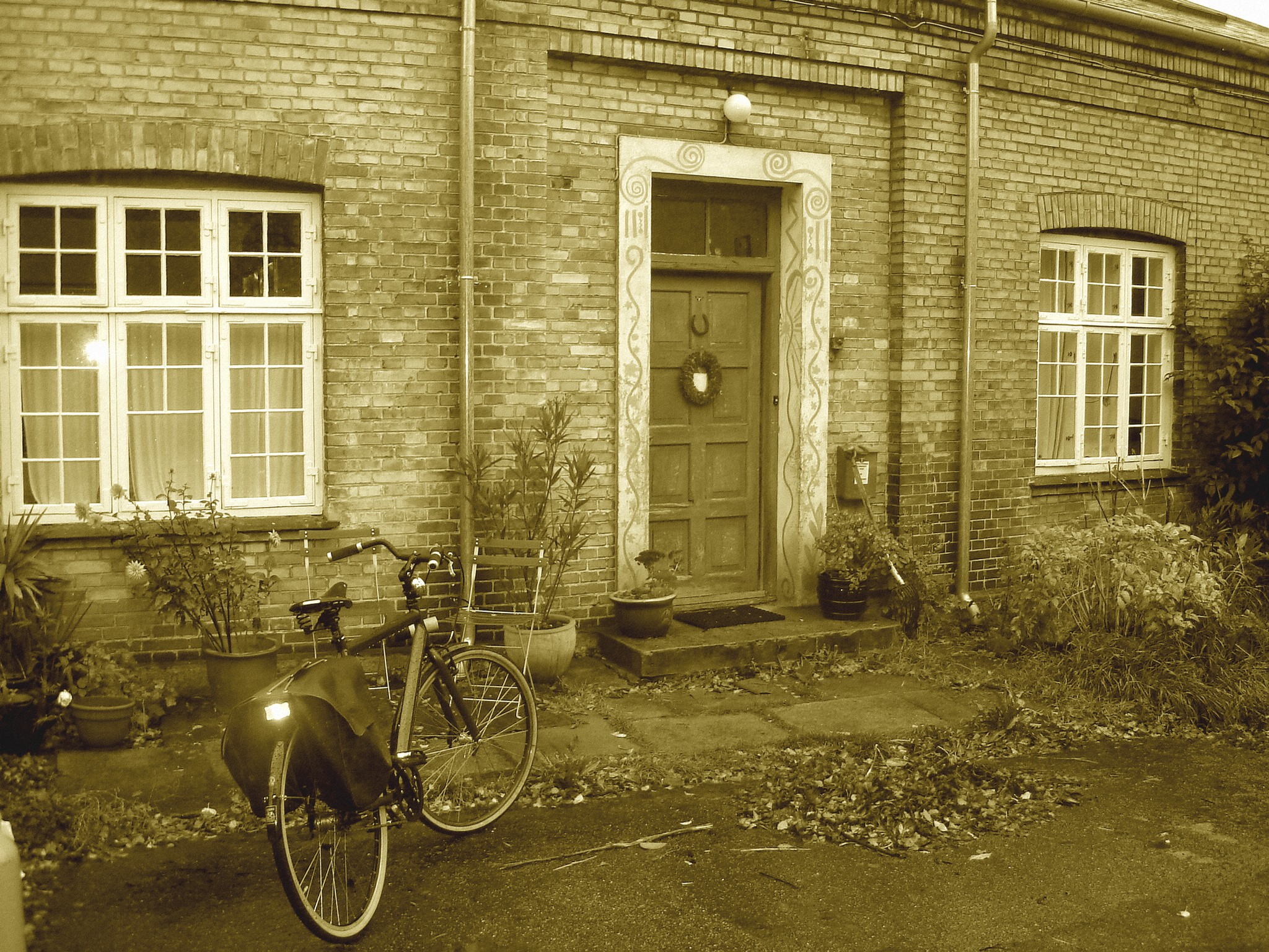 Vélo et maison danoise  / Bike and danish house - Christiania / Copenhague - Copenhague.  26 octobre 2008 - Sepia