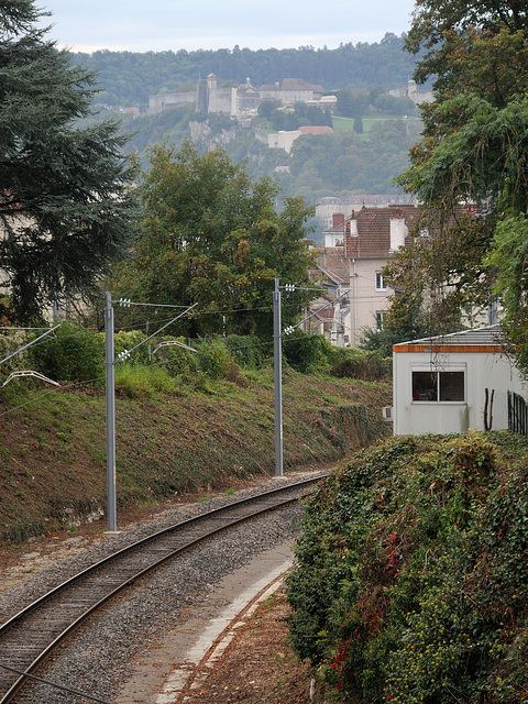 BESANÇON: La citadelle depuis le pont de chemin de fer rue Henry Baigue.