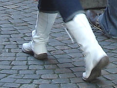 La Dame Triumph en bottes blanches à talons plats / Triumph Lady in sexy flat white boots - Ängelholm / Suède - Sweden.  23-10-2008