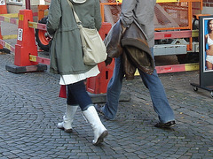 La Dame Triumph en bottes blanches à talons plats / Triumph Lady in sexy flat white boots - Ängelholm / Suède - Sweden.  23-10-2008