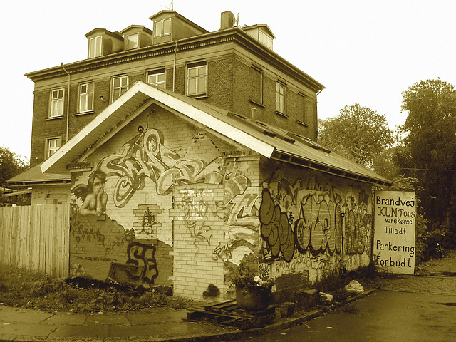 La maison Parkering forbudt house / Christiania - Copenhague / Copenhagen.  26 octobre 2008. -  Sepia