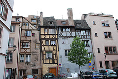 maisons anciennes aux toits penchés .....