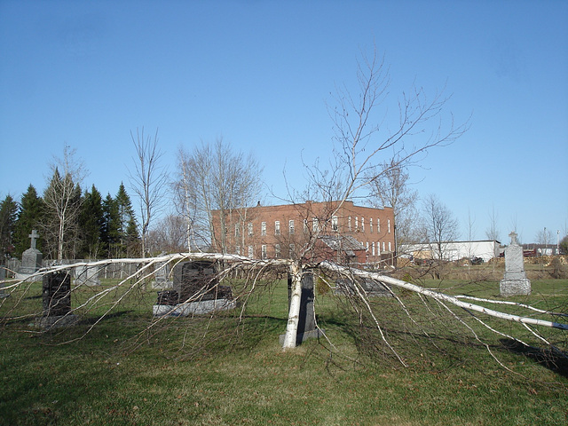 Cimetière et église / Church and cemetery - St-Eugène / Ontario, CANADA -  04-04-2010