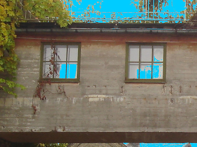 La Maison Smedien house /  Christiania - Copenhague / Copenhagen.  26 octobre 2008  - Avec ciel bleu photofiltré