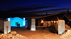 Blick auf den Eingang zum Eishotel - Entrance of the Icehotel