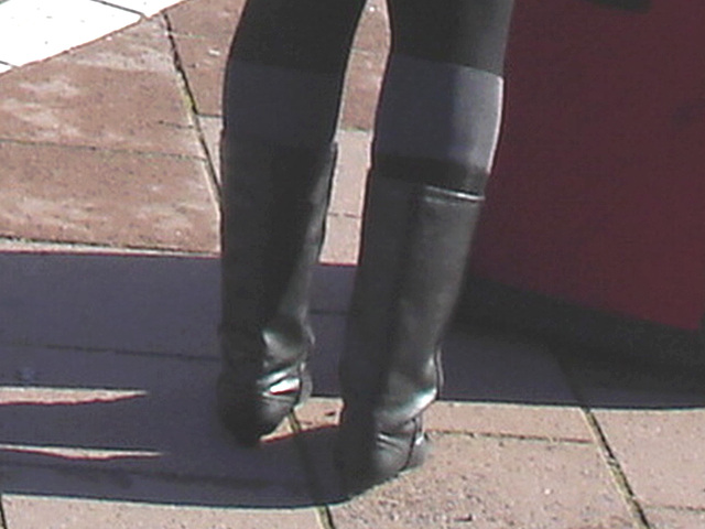 La jeune Dame SkaneExpressen en jupe courte et bottes à talons plats / SkaneExpressen pony tail Lady in short skirt and sexy flat boots  Ängelholm / Suède- Sweden .  23-10-2008