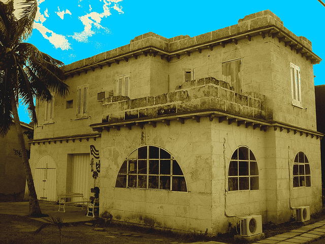 Maison cubaine / Cuban house - Varadero, CUBA. 6 février 2010 - Sepia avec ciel bleu photofiltré