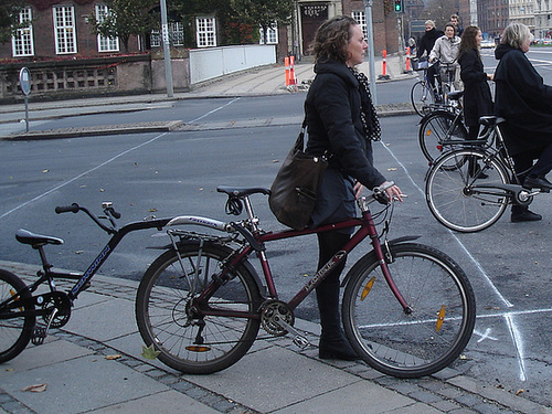 La Dame cycliste Faniback Loke en bottes à pédales / Faniback Loke booted biker Lady