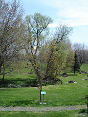 Peaceful family park /  Parc familial et paisible - St-Césaire. Québec. CANADA - 25 avril 2010-  Photo originale