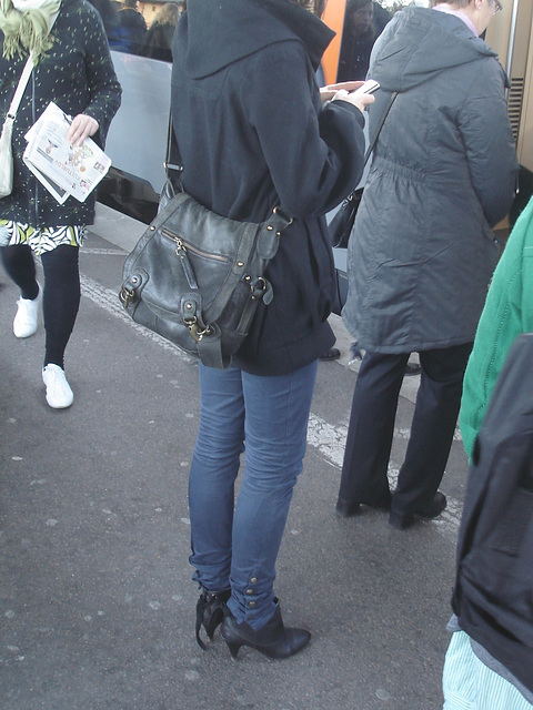 Young sexy Lady in pending straps high-heeled boots with tight jeans /  Jeune Suédoise en bottes de cuir à talons hauts aux courroies pendantes - Ängelholm / Suède - Sweden. 23 octobre 2008