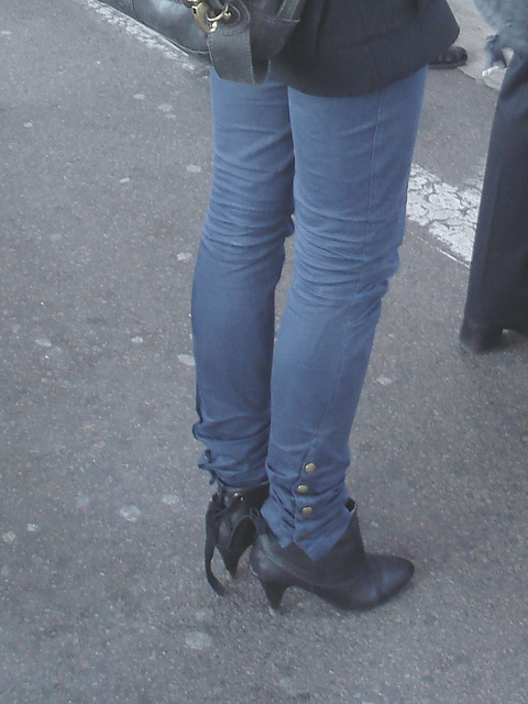 Young sexy Lady in pending straps high-heeled boots with tight jeans /  Jeune Suédoise en bottes de cuir à talons hauts aux courroies pendantes - Ängelholm / Suède - Sweden. 23 octobre 2008