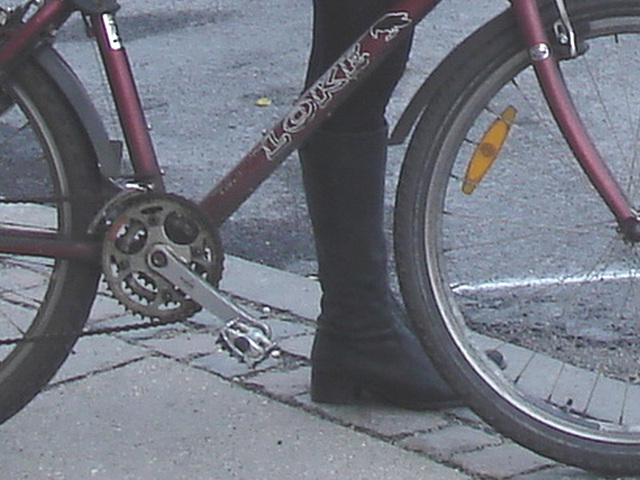 La Dame cycliste Faniback Loke en bottes à pédales / Faniback Loke booted biker Lady - Copenhague, Danemark / Copenhagen, Denmark.  20-10-2008.