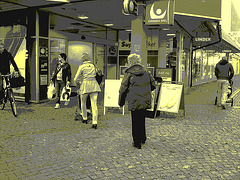 Maman blonde Skivmassa en bottes à talons marteaux  et jeans roulées / Skivmassa blond mom in hammer heeled boots with rolled-up jeans - Ängelholm / Suède - Sweden.  23-10-2008 - Vintage postérisé