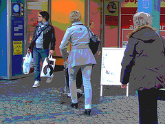 Maman blonde Skivmassa en bottes à talons marteaux  et jeans roulées / Skivmassa blond mom in hammer heeled boots with rolled-up jeans - Ängelholm / Suède - Sweden.  23-10-2008  - Postérisation
