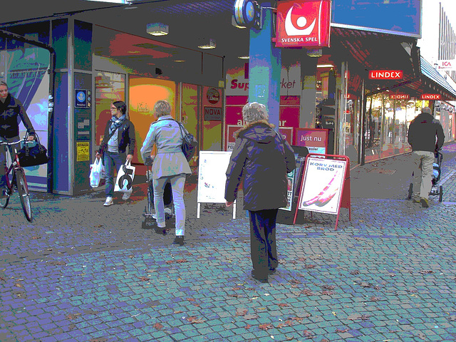 Maman blonde Skivmassa en bottes à talons marteaux  et jeans roulées / Skivmassa blond mom in hammer heeled boots with rolled-up jeans - Ängelholm / Suède - Sweden.  23-10-2008  - Postérisation