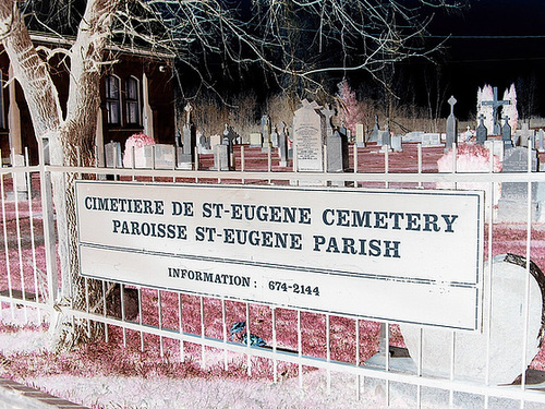 Cimetière et église / Church and cemetery - St-Eugène / Ontario, CANADA -  04-04-2010 - Négatif RVB