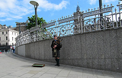 Bagpiper in Edinburgh Bagpiper in Edinburgh