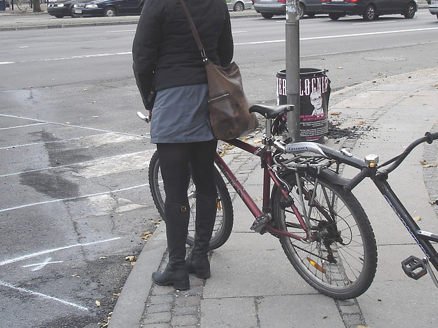 La Dame cycliste Faniback Loke en bottes à pédales / Faniback Loke booted biker Lady - Copenhague, Danemark / Copenhagen, Denmark.  20-10-2008.