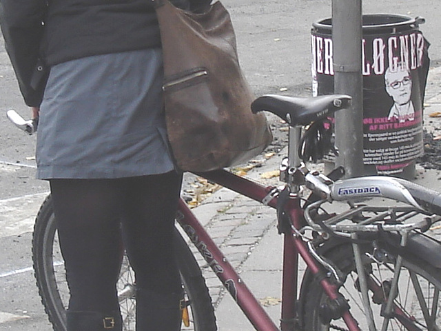 La Dame cycliste Faniback Loke en bottes à pédales / Faniback Loke booted biker Lady - Copenhague, Danemark / Copenhagen, Denmark.  20-10-2008.