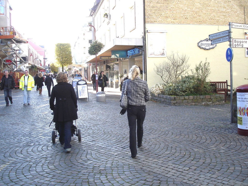 Josfphsons blonde Lady in hidden sexy  boots /  Blonde Josfphsons en bottes sexy cachées - Ängelholm / Suède - Sweden -  23-10-2008 - Version éclaircie