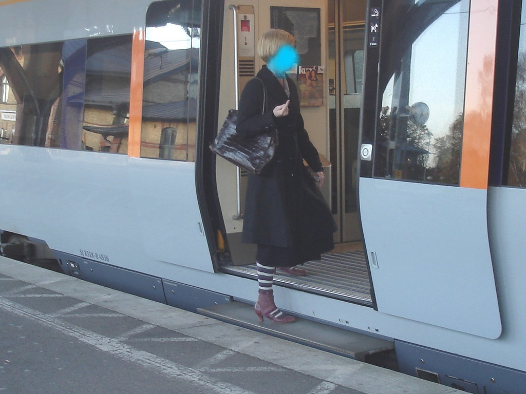 Grande blonde suédoise en bas de coiffeur et talons hauts / Tall blond in barber shop socks and high heels - Ängelholm / Suède - Sweden.  23-10-2008 - Visage aérosolé en bleu