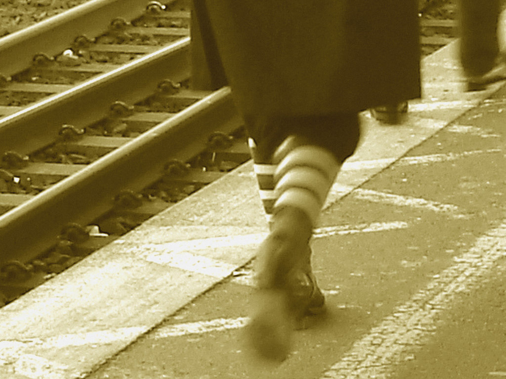 Grande blonde suédoise en bas de coiffeur et talons hauts / Tall blond in barber shop socks and high heels - Ängelholm / Suède - Sweden.  23-10-2008 - Sepia