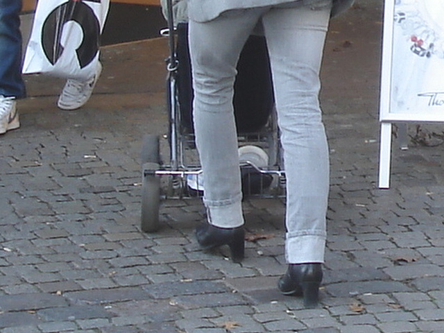 Maman blonde Skivmassa en bottes à talons marteaux  et jeans roulées / Skivmassa blond mom in hammer heeled boots with rolled-up jeans - Ängelholm / Suède - Sweden.  23-10-2008