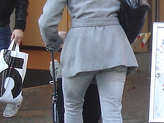 Maman blonde Skivmassa en bottes à talons marteaux  et jeans roulées / Skivmassa blond mom in hammer heeled boots with rolled-up jeans - Ängelholm / Suède - Sweden.  23-10-2008