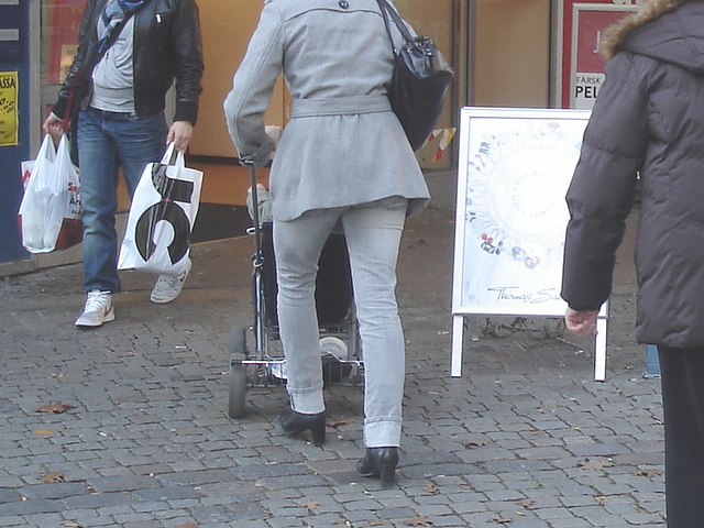 Maman blonde Skivmassa en bottes à talons marteaux  et jeans roulées / Skivmassa blond mom in hammer heeled boots with rolled-up jeans - Ängelholm / Suède - Sweden.  23-10-2008