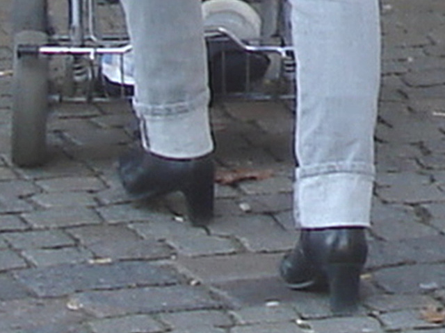 Maman blonde Skivmassa en bottes à talons marteaux  et jeans roulées / Skivmassa blond mom in hammer heeled boots with rolled-up jeans - Ängelholm / Suède - Sweden.  23-10-2008