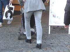 Maman blonde Skivmassa en bottes à talons marteaux  et jeans roulées / Skivmassa blond mom in hammer heeled boots with rolled-up jeans - Ängelholm / Suède - Sweden.  23-10-2008
