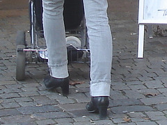 Maman blonde Skivmassa en bottes à talons marteaux  et jeans roulées / Skivmassa blond mom in hammer heeled boots with rolled-up jeans - Ängelholm / Suède - Sweden.  23-10-2008