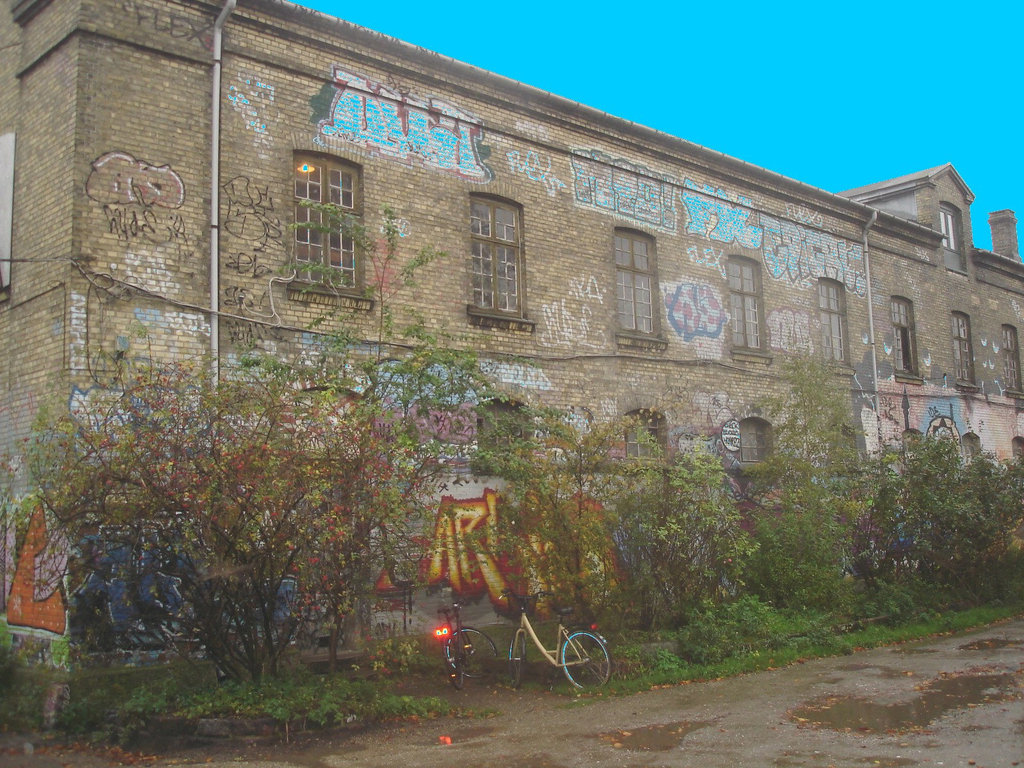 La maison Flex house / Christiania -  Copenhague / Copenhagen.  26 octobre 2008 -  Avec ciel bleu photofiltré