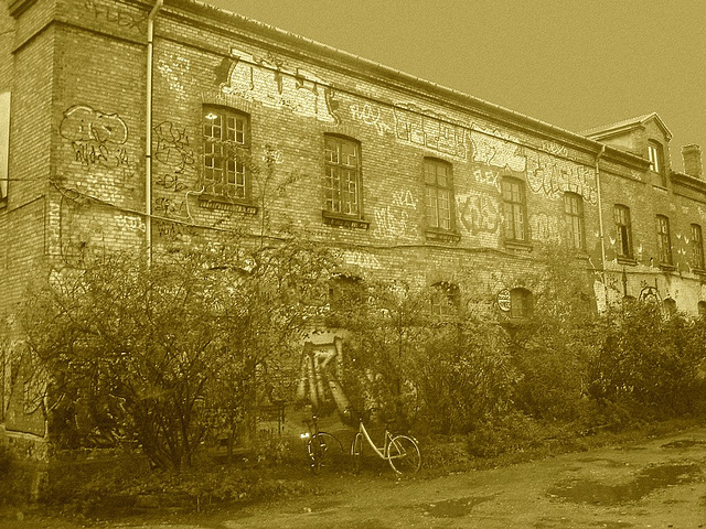 La maison Flex house / Christiania -  Copenhague / Copenhagen.  26 octobre 2008 - Sepia avec ciel photofiltré