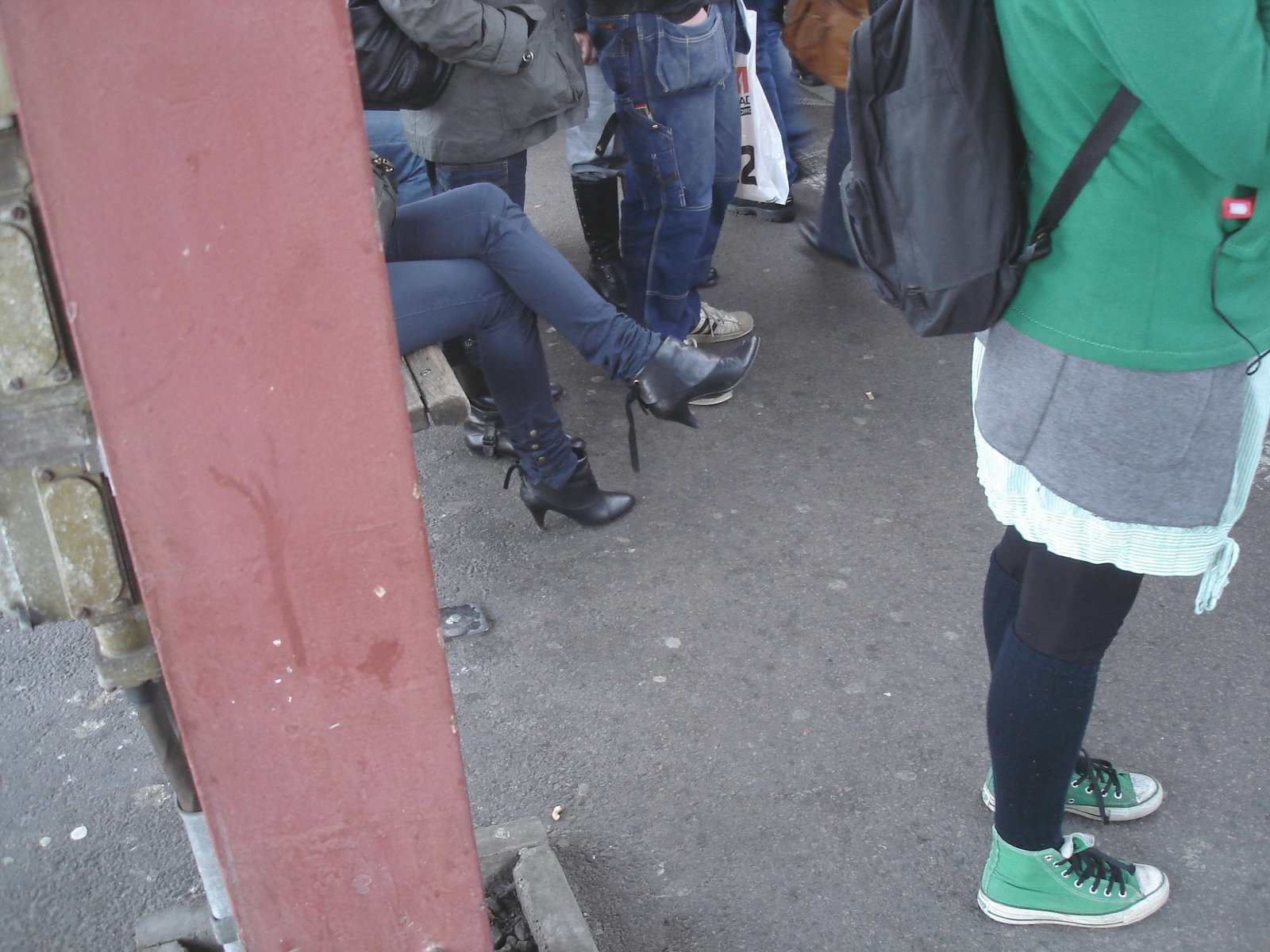 Young sexy Lady in pending straps high-heeled boots with tight jeans /  Jeune Suédoise en bottes de cuir à talons hauts aux courroies pendantes - Ängelholm / Suède - Sweden. 23 octobre 2008
