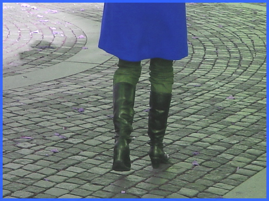 Grande blonde séduisante en bottes à talons hauts / Tall red Swedish blond lady in high-heeled boots - Ängelholm / Suède - Sweden.  23-10-2008 - Inversion RVB