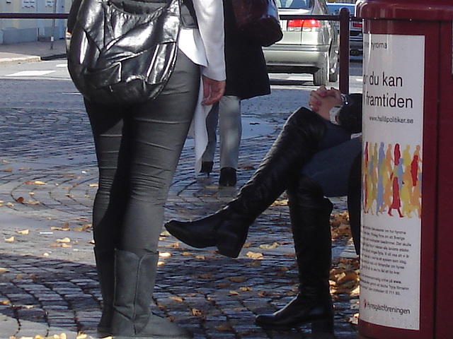 Blonde Sony en bottes sexy à talons trapus avec son amie / Sony infinity perfekt blond Lady in sexy chunky heeled boots with her  friend  -  Ängelholm / Suède - Sweden.  23-10-2008