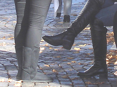 Blonde Sony en bottes sexy à talons trapus avec son amie / Sony infinity perfekt blond Lady in sexy chunky heeled boots with her  friend  -  Ängelholm / Suède - Sweden.  23-10-2008