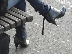 Young sexy Lady in pending straps high-heeled boots with tight jeans /  Jeune Suédoise en bottes de cuir à talons hauts aux courroies pendantes - Ängelholm / Suède - Sweden. 23 octobre 2008