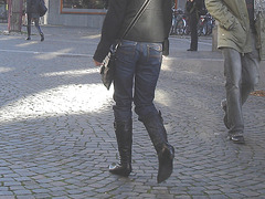 Seb blond in kitten heeled boots / Blonde Seb en bottes à talons bas - Ängelholm / Suède - Sweden - 23-10-2008 -